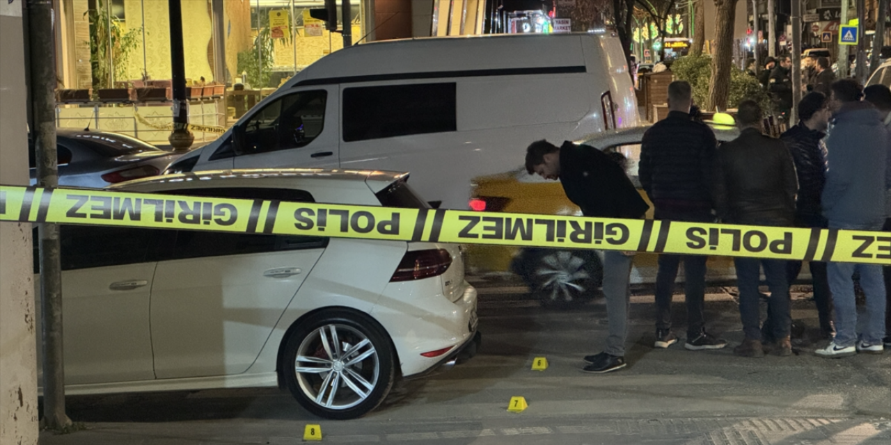 Silahlı kavgada yoldan geçen vatandaşı da vurdular