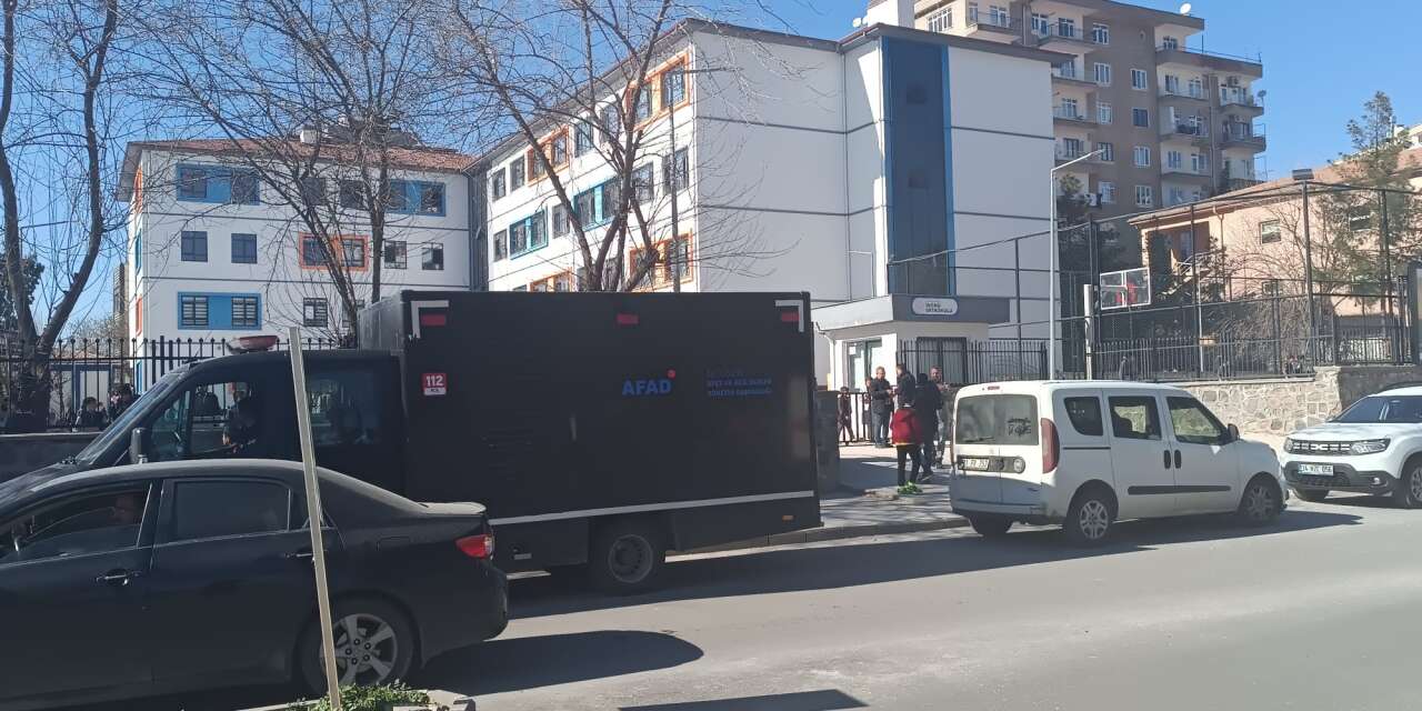 Okulda panik! 18 öğrenci cıva zehirlenmesinden hastaneye kaldırıldı