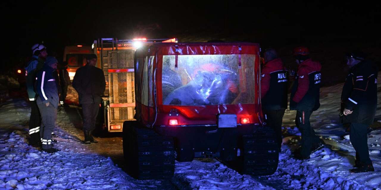 Mahsur kalan 3 elektrik işçisini AFAD kurtardı