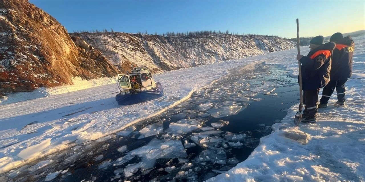 Baykal Gölü’nde tur aracı buzun altına girdi! 8 kişi hayatını kaybetti