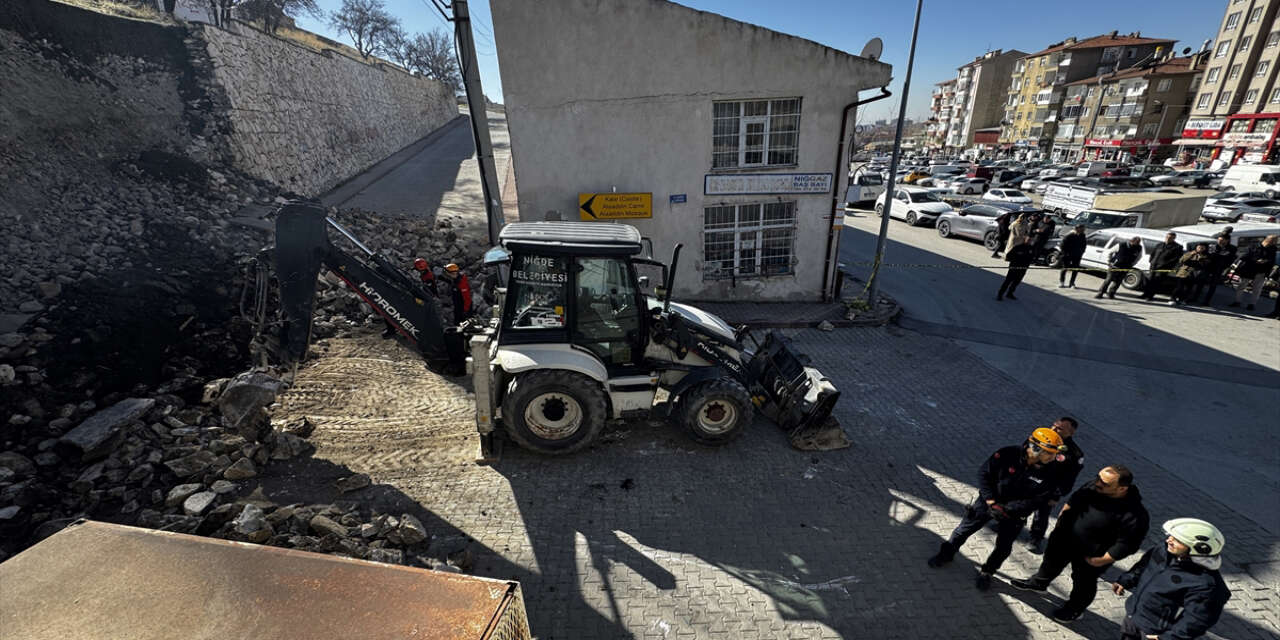 Niğde Kalesi’nde istinat duvarı çöktü