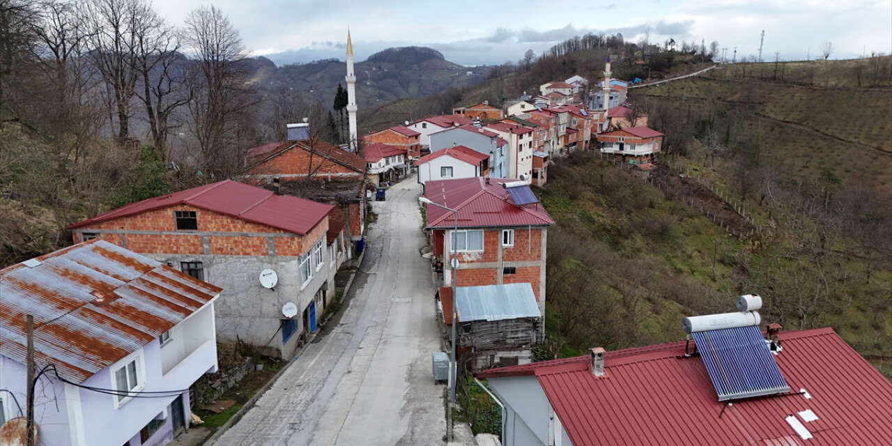 Bir caddenin ayırdığı iki şehir tek sofrada buluştu, aynı anda iftar yaptı