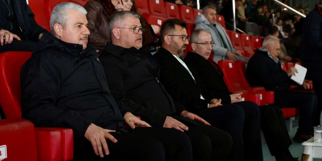 Vali Akın, Konyaspor-Galatasaray maçını tribünden takip etti