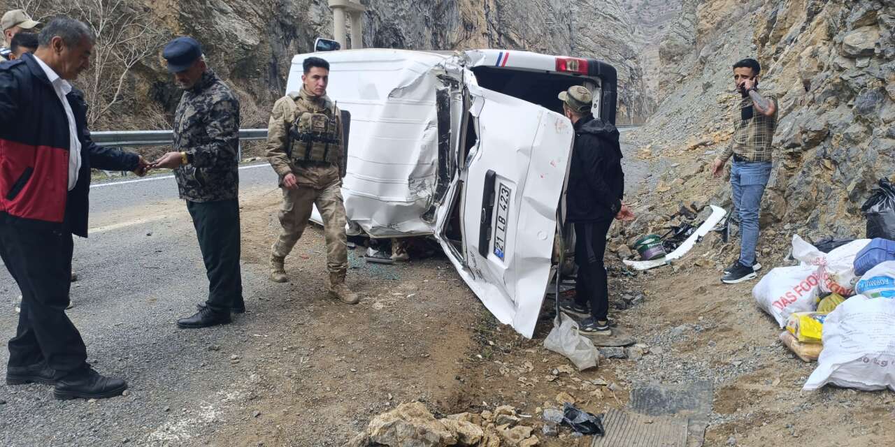 Minibüs takla attı! 1’i ağır 4 kişi yaralandı