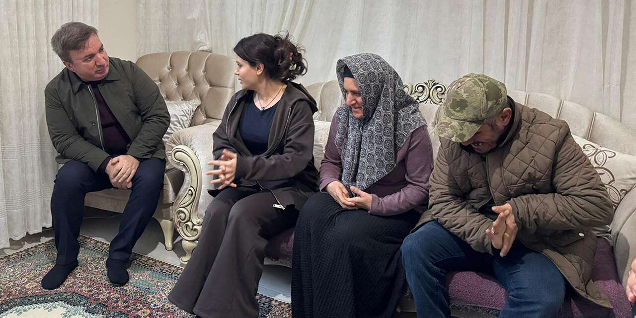 28 yaşında ağabeyine ve ablasına hem annelik hem babalık yapıyor