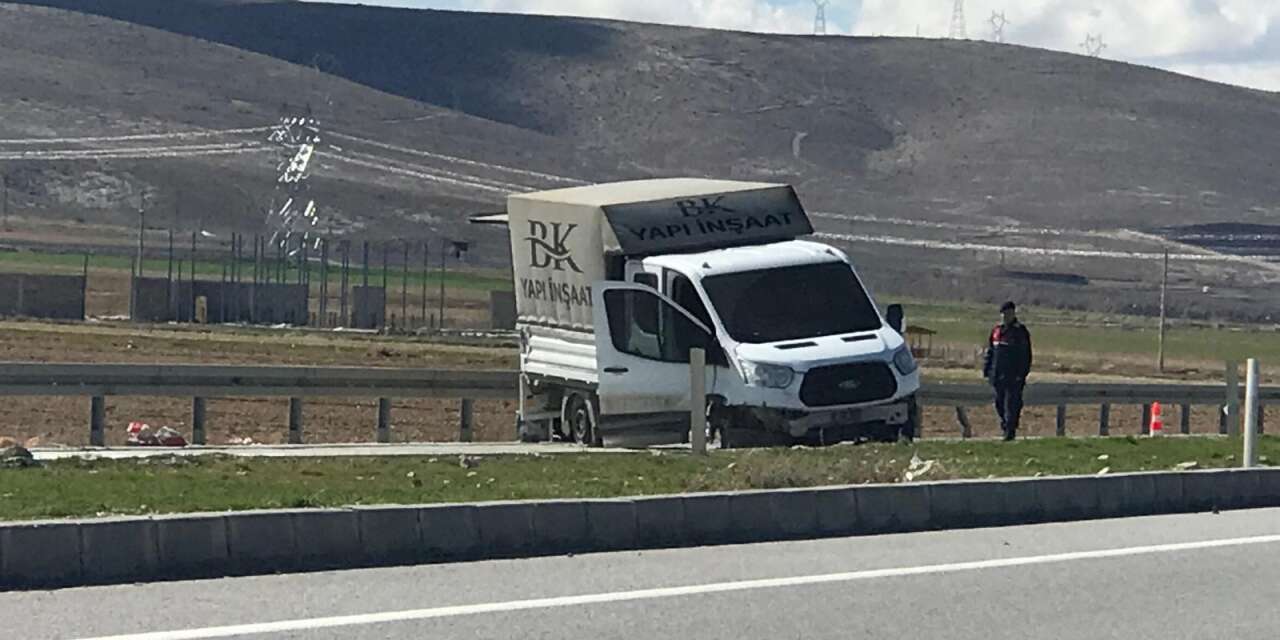 Konya’da kamyonet bariyerlere çarptı