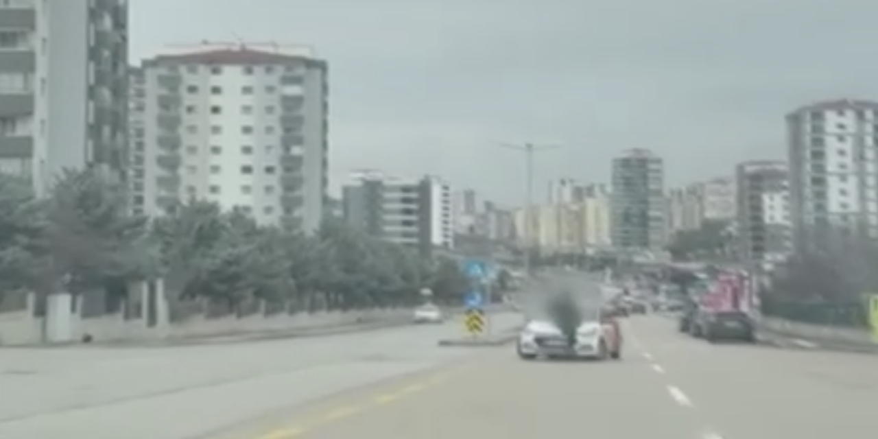 Sürücü kursu eğitmeni, tartıştığı kişiyi kaput üzerinde sürükledi