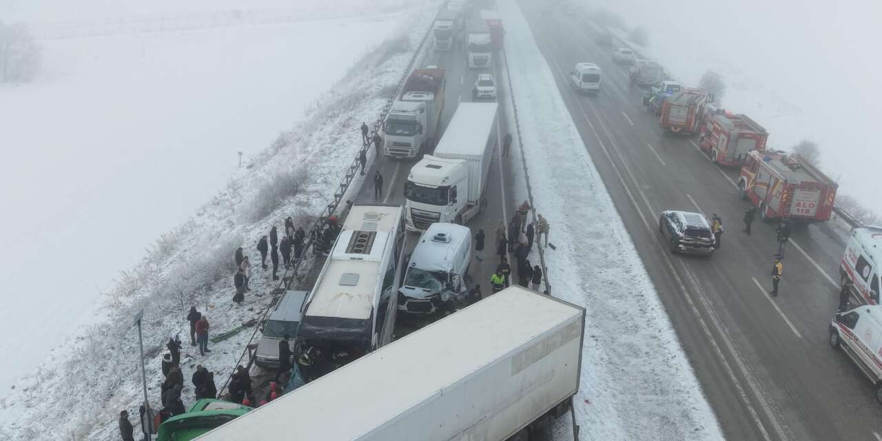 Sis ve buzlanma 11 aracı birbirine kattı! 20 yaralı var