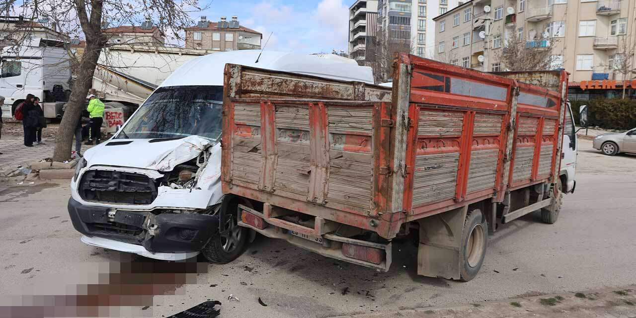Öğrenci servisine kamyonet çarptı! Çok sayıda yaralı var