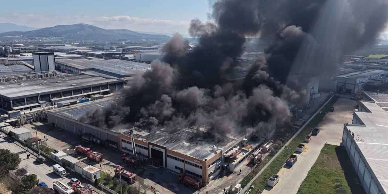 Şekerleme fabrikasında yangın çıktı! Kaymakam ve belediye başkanı olay yerine koştu