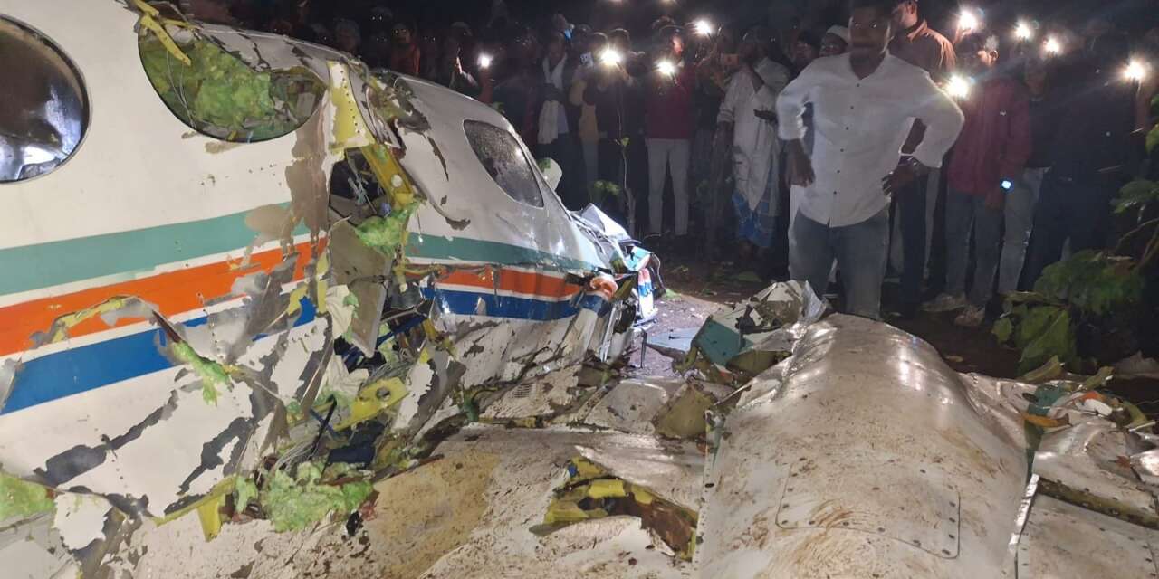 7 kişiyi taşıyan ambulans uçak düştü