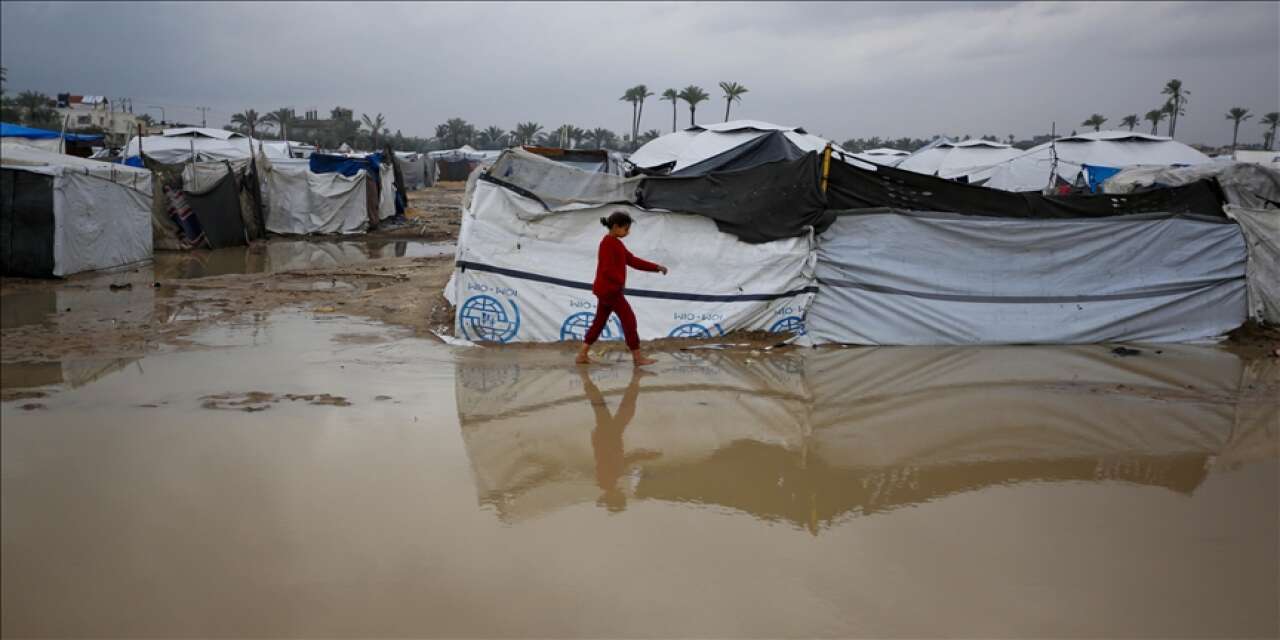 Gazze'de Ramazan günü Filistinlilerin çadırlarını su bastı