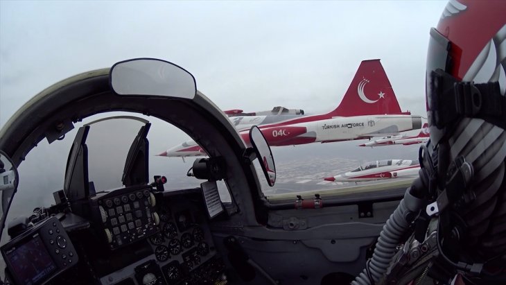 Türk Yıldızları'ndan gökyüzünde 'sosyal mesafe' anonsu