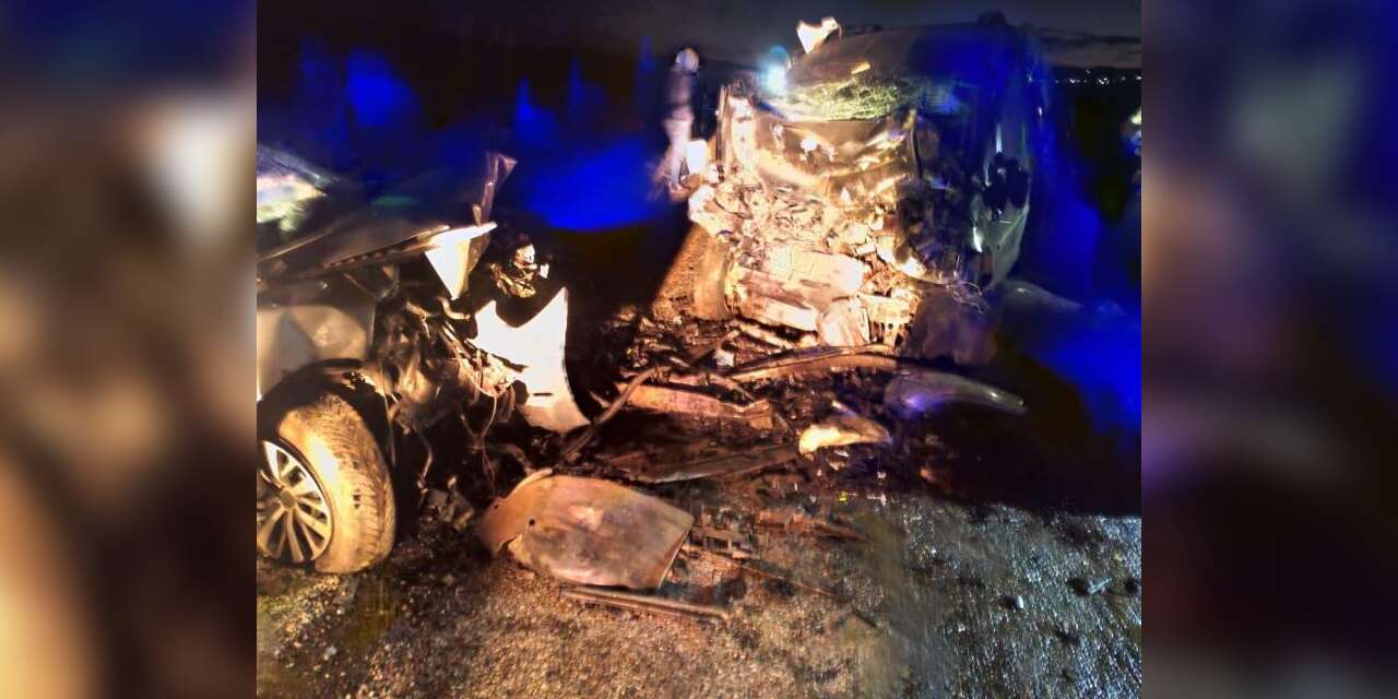 İki otomobil çarpıştı! 5 ölü, 2 yaralı var