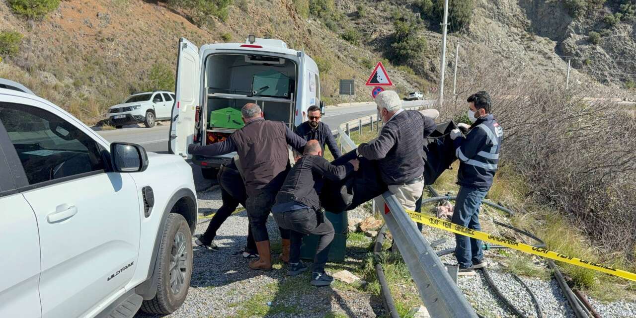 Yol kenarında ölü bulunan kadının kocası gözaltına alındı