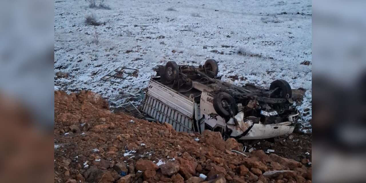 Konya’da kamyonet karlı yolda şarampole devrildi! 4 yaralı var