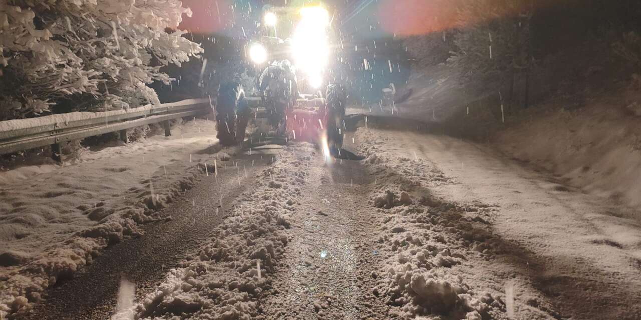 Konya merkezde tutmadı, ilçelerde ekipler karla mücadele ediyor