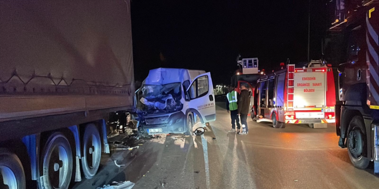 OSB’de park halindeki TIR’a çarpan minibüsten 2 ağır yaralı çıktı