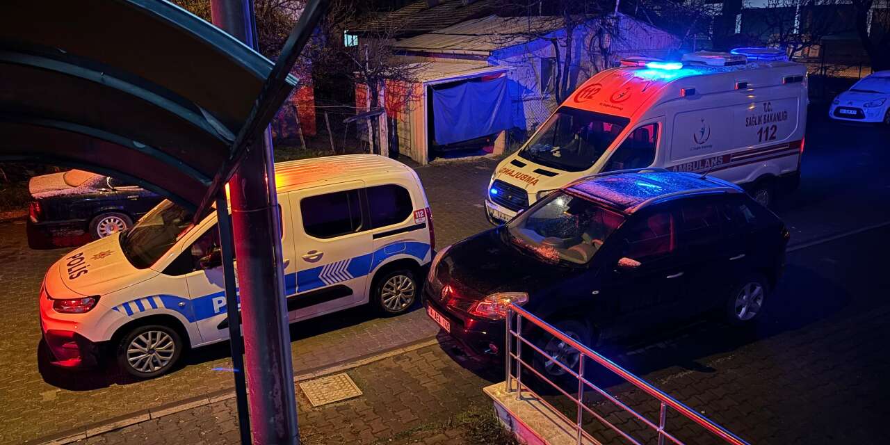 25 yaşındaki şizofreni kadın, ekipleri kapısına dikti