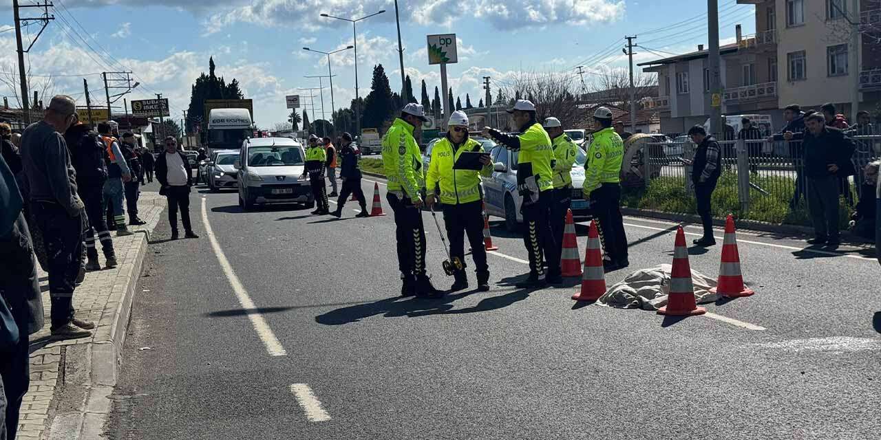 Yolun ortasında kalan cansız bedeni örtüyle kapatıldı