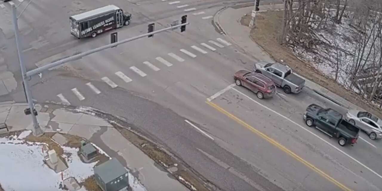 Akan trafikte yer yarıldı, iki araç içine düştü