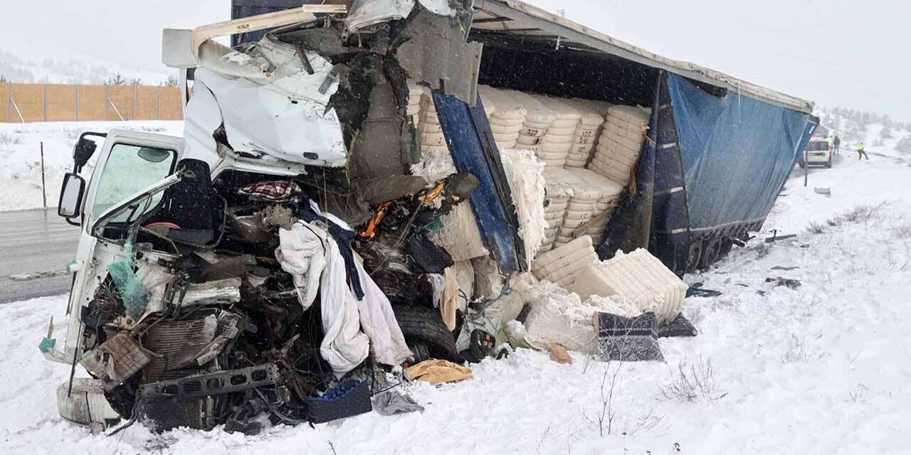 TIR hurdaya döndü! 1 ölü, 2 yaralı var
