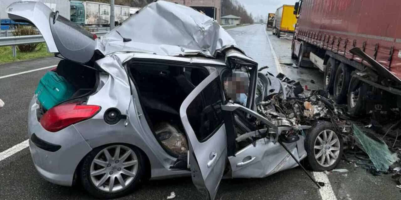 TIR’a çarpan otomobil hurdaya döndü! 2 ölü, 1 yaralı var