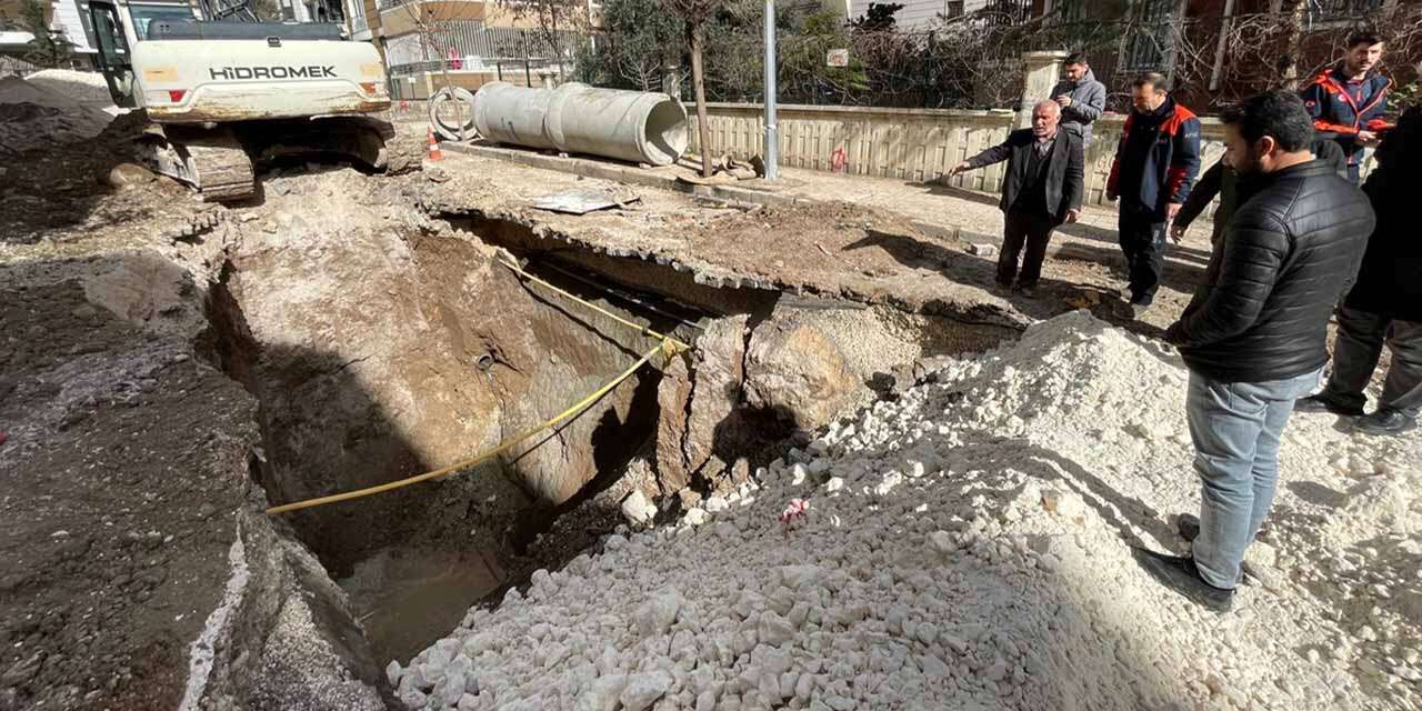 Kazı yapan belediye işçileri göçük altında kaldı