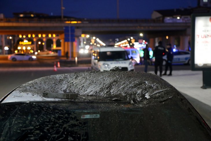 Köprü altından geçen otomobilin üzerine su tahliye borusu düştü