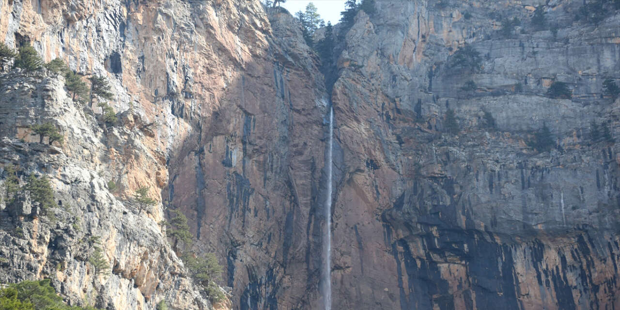 Bu şelale yılın sadece 1 ayı akıyor