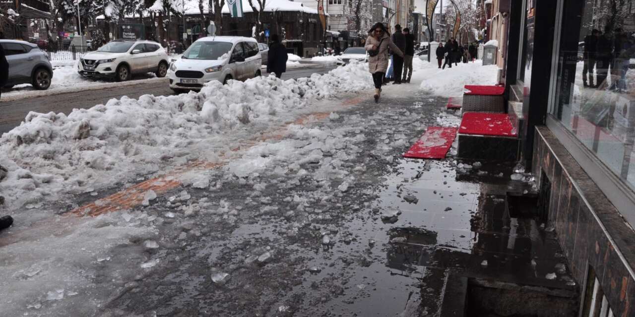 Çatıdan düşen buz sarkıtı, 9 yaşındaki çocuğu hastanelik etti