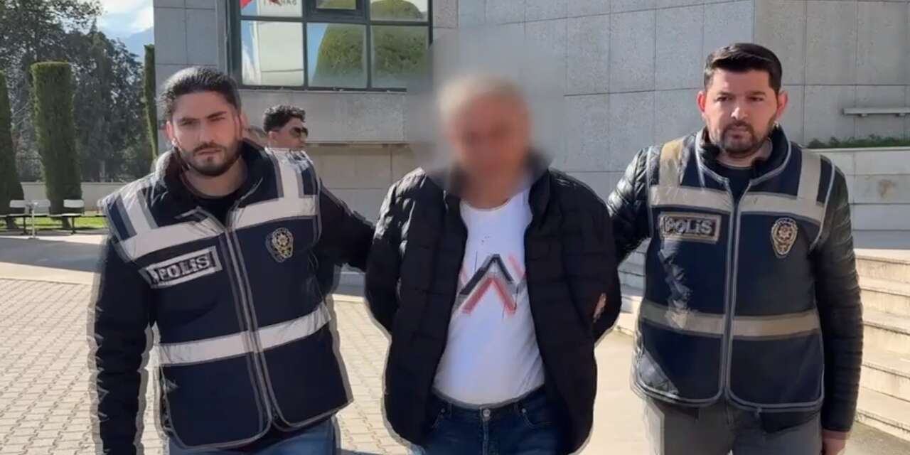 Sigara içtiği için eşini 13 yerinden bıçakladı