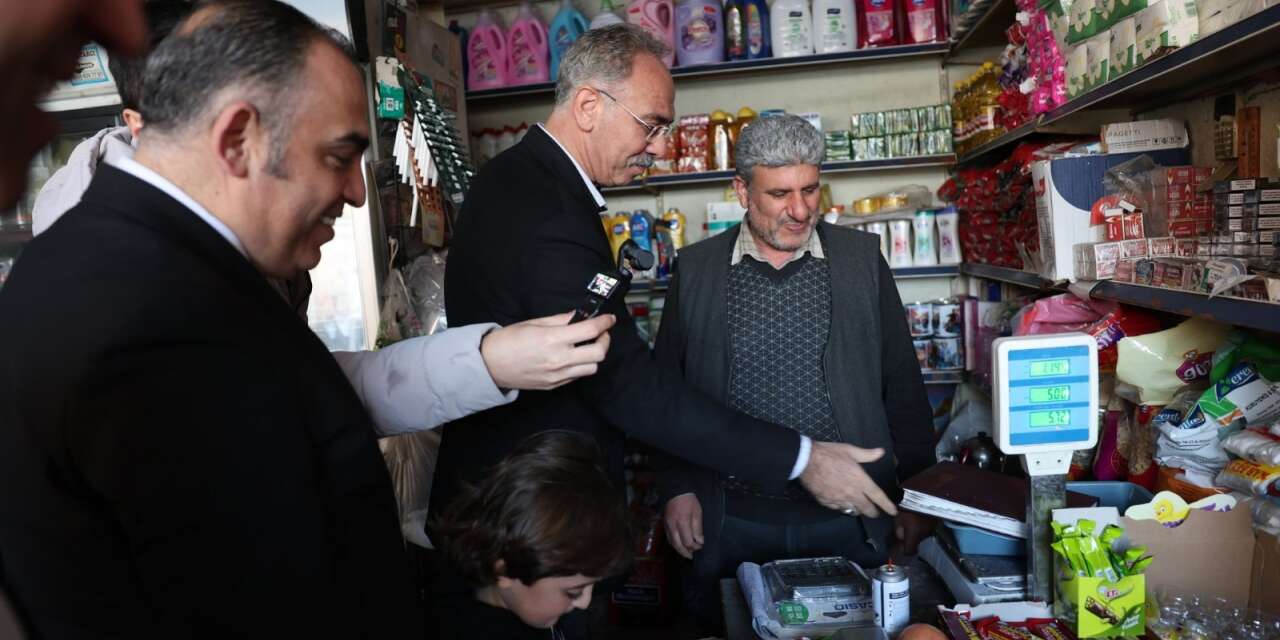 Veresiye defterini tartan belediye başkanı 50 bin TL verip satın aldı