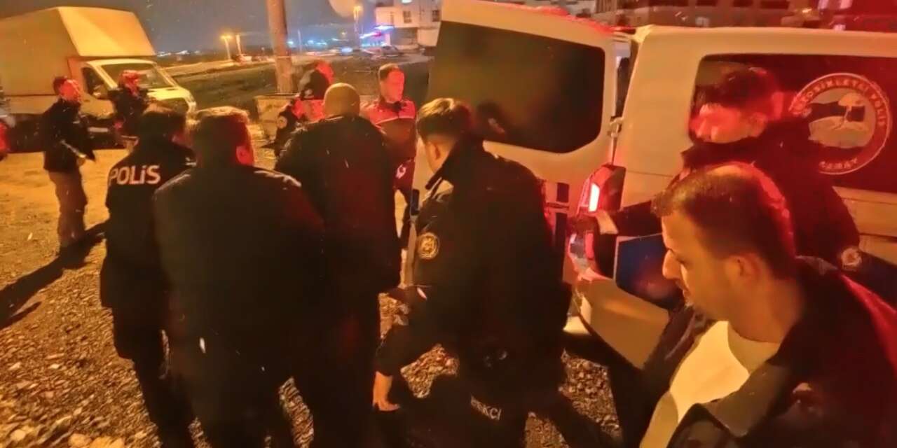 Komşuların gece yarısı gürültü tartışması bıçaklı ve silahlı kavgaya dönüştü