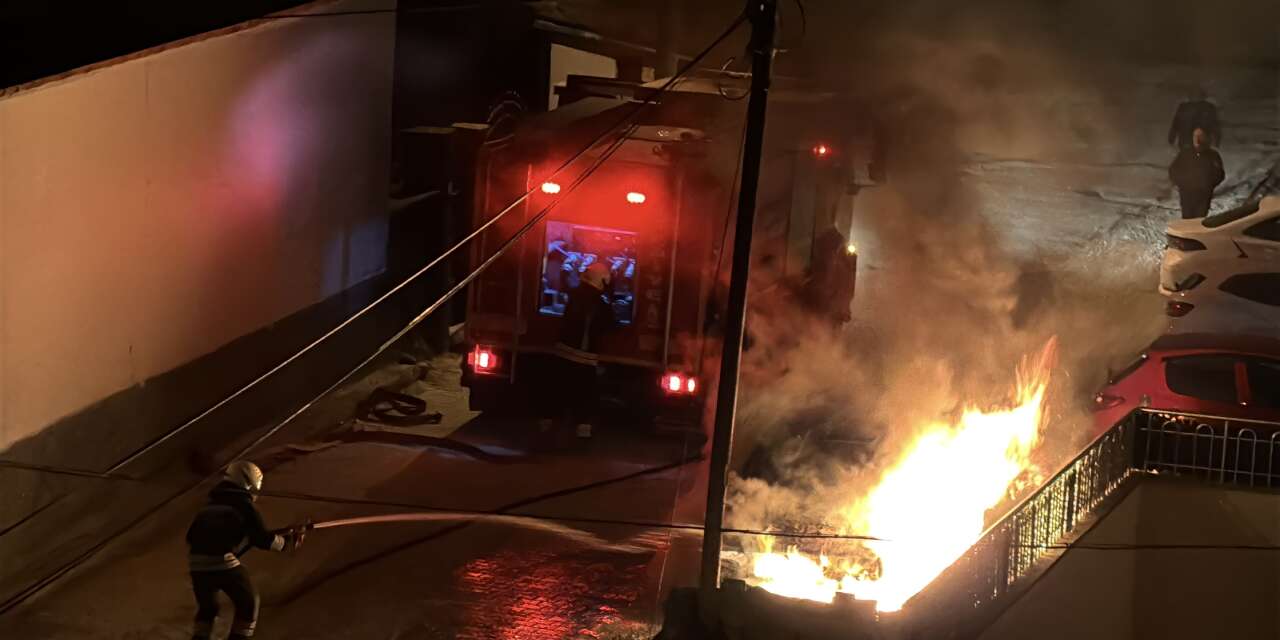 Konya’da park halindeki otomobil alev topuna döndü