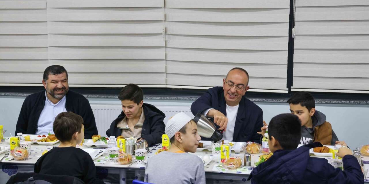 Başkan Kavuş, hafızlık talebeleriyle sahur yaptı