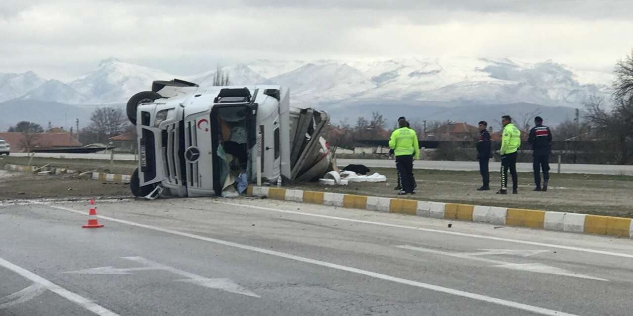 Konya’da 27 yaşındaki sürücü, iplik yüklü TIR’ı devirdi