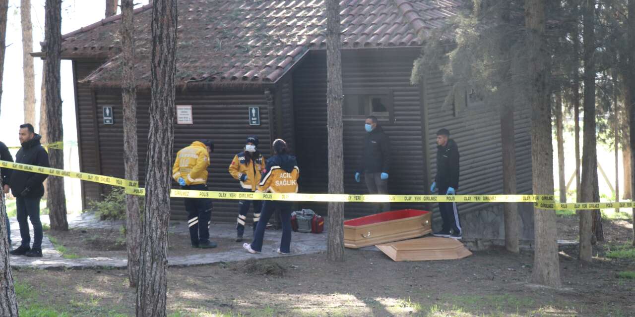 Park lavabosunda erkek cesedi bulundu