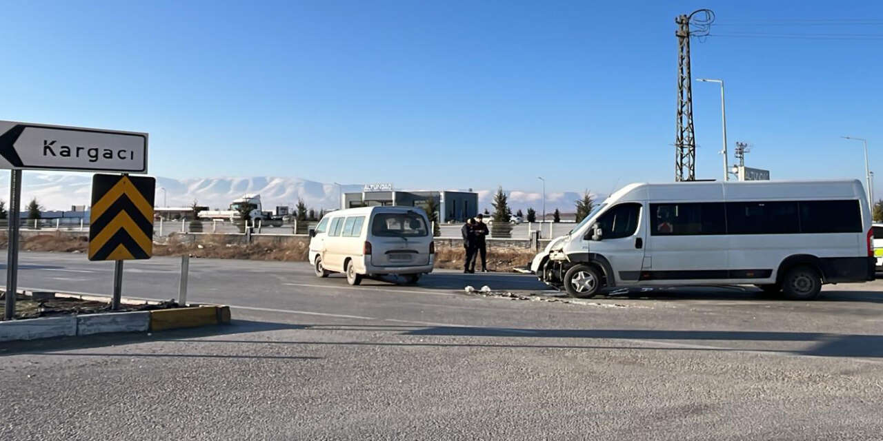 Konya’da okul servisi minibüsle çarpıştı, ekipler seferber oldu
