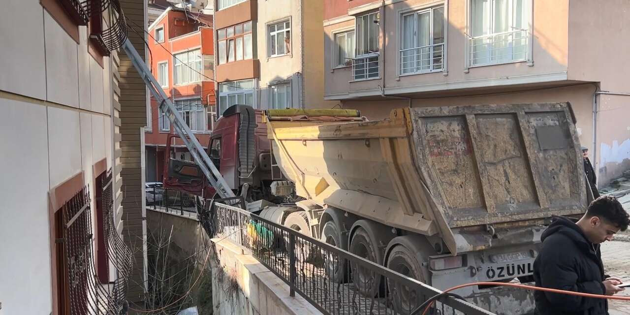 Kayan kamyonu durdurmaya çalışan şoför öldü