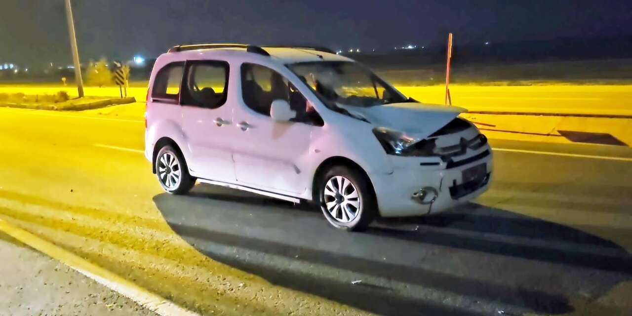 Konya yolunda hafif ticari araç yayaya çarptı! 1’i ağır 2 yaralı var