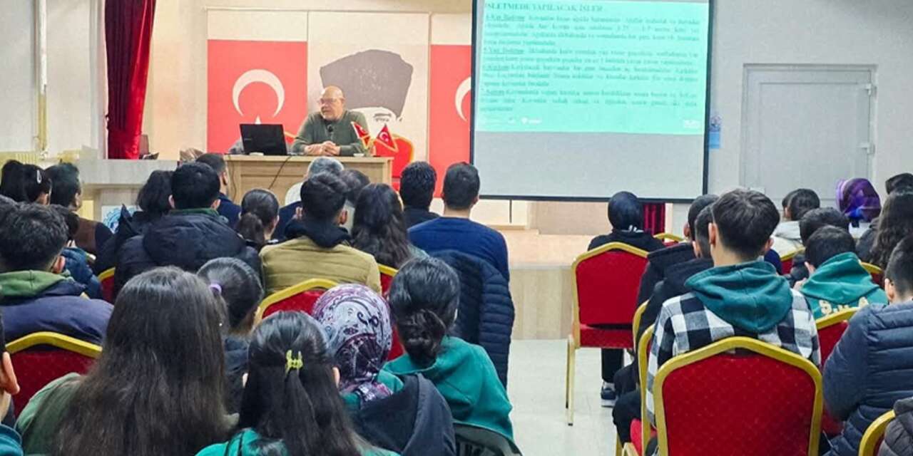 Dr. Öğr. Üyesi Sarıyel, Karapınar’daki lise öğrencileriyle bir araya geldi