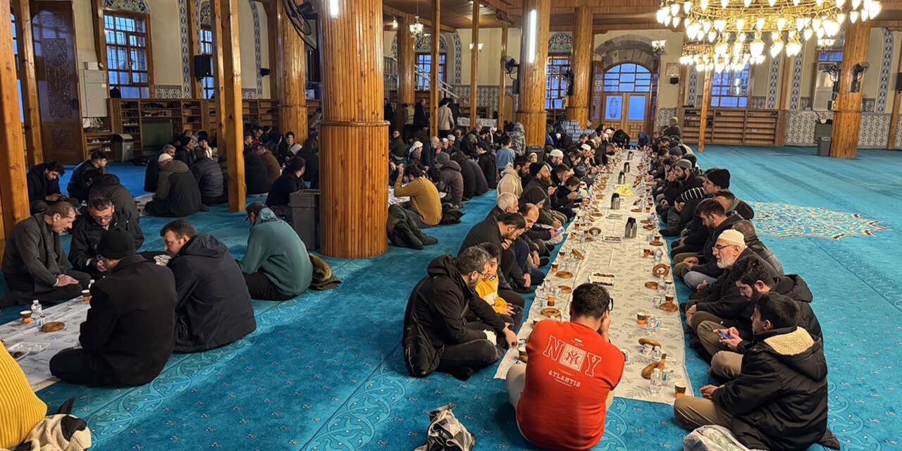 Konya’daki Kapu Camisi, her Ramazan binlerce kişiyi aynı sofrada birleştiriyor