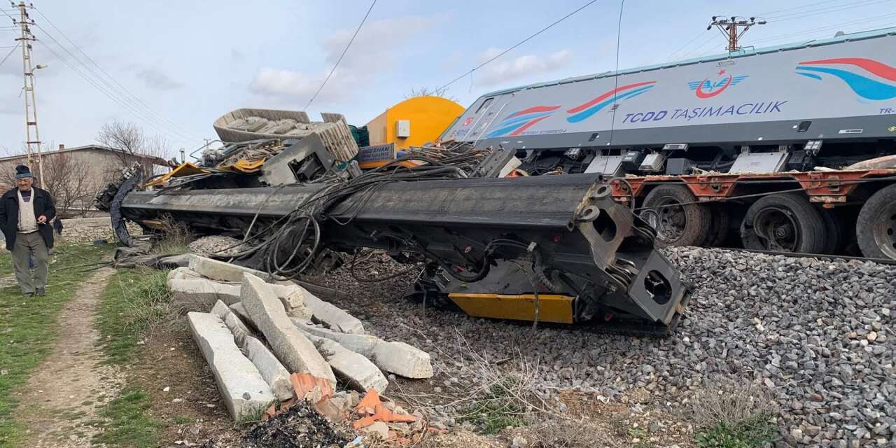 Yük treni TIR’la çarpıştı, makinistler yaralandı