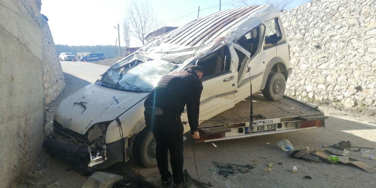 Konya yolunda araç alt geçide düştü! 3 yaralıdan biri ağır