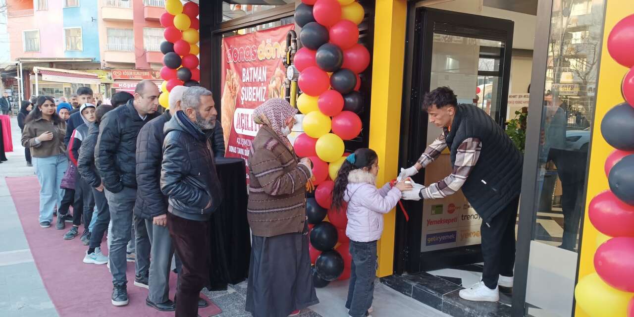 Yeni açılan dönerciden bin kişiye ücretsiz iftar