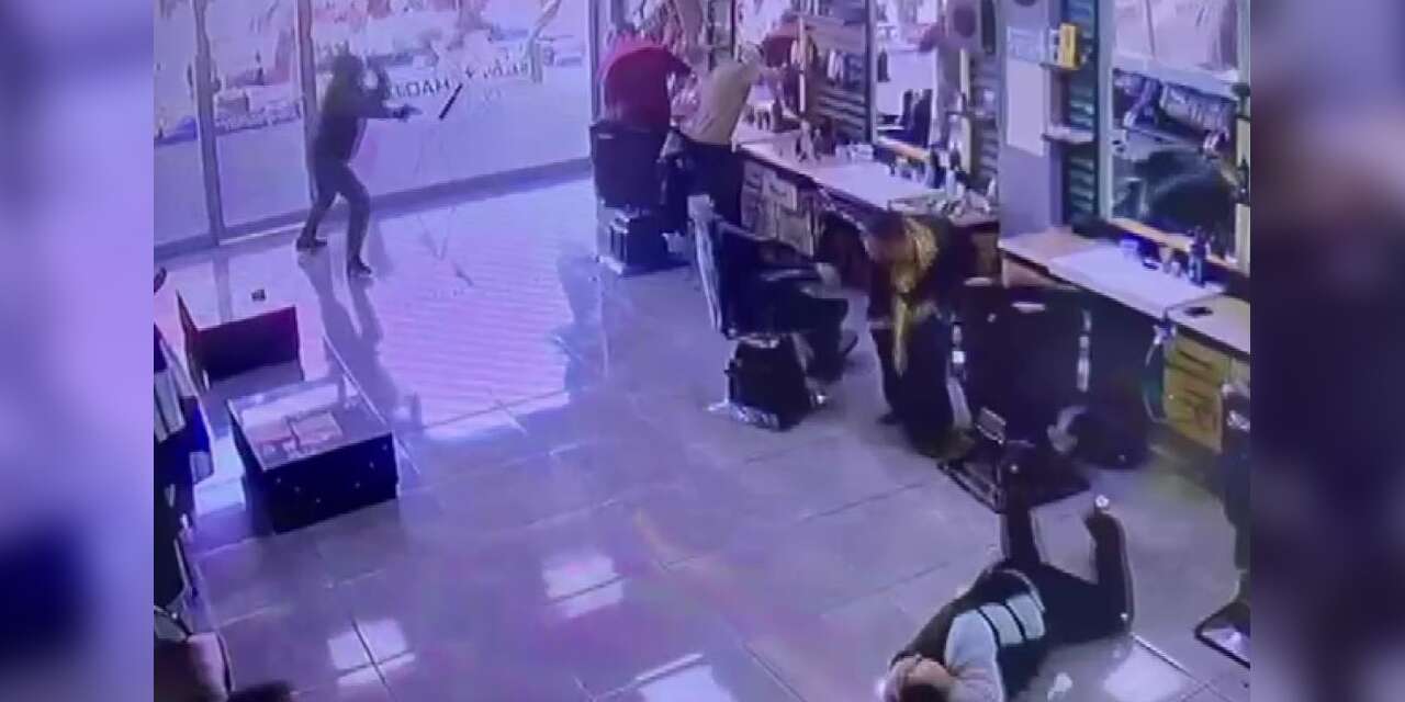 Berberde silahlı saldırı! Kapüşonlu şüpheli böyle sıktı, koltuk ölümden kurtardı