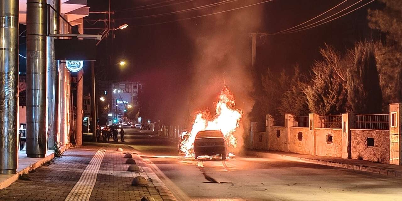 Seyir halindeki TOFAŞ alev topuna döndü! İçindeki aile son anda kurtuldu