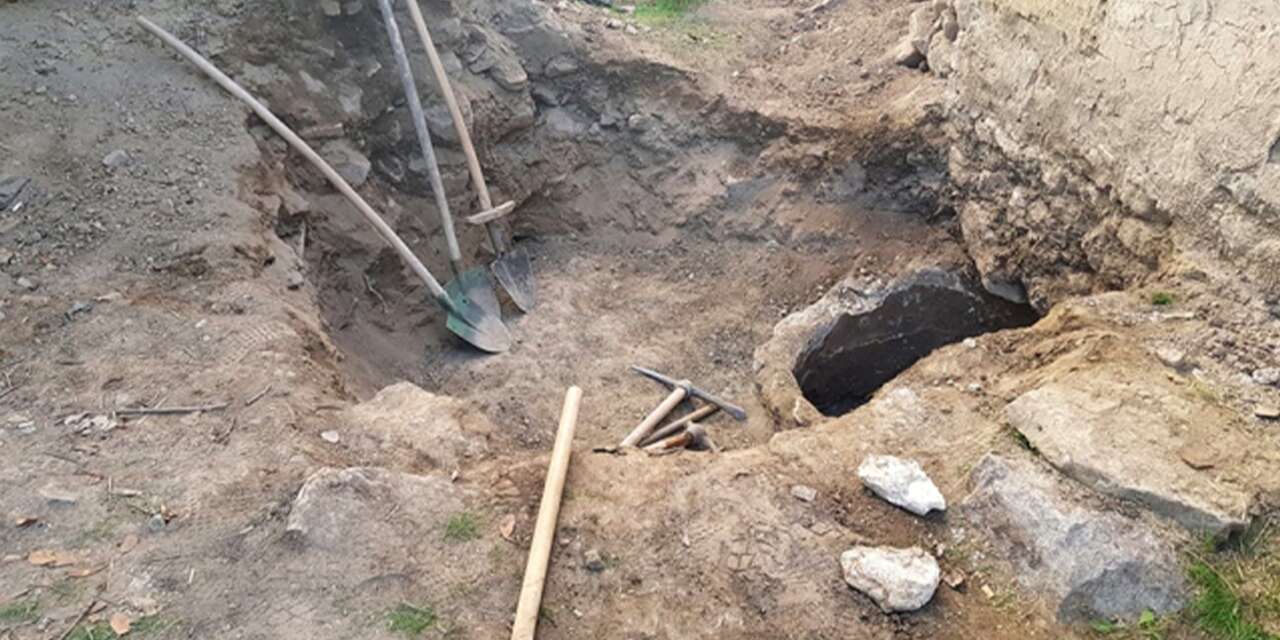 Muhtar, mezarlıkta kaçak kazı yaparken yakalandı