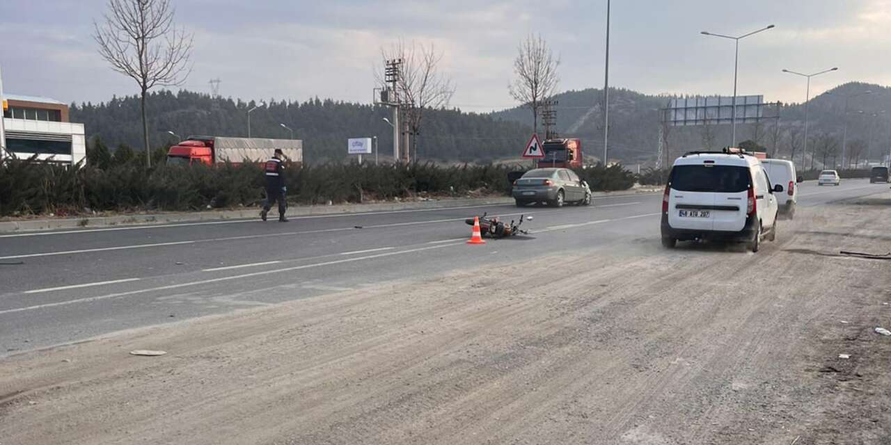 Otomobil çarpan motosikletli kadın hayatını kaybetti